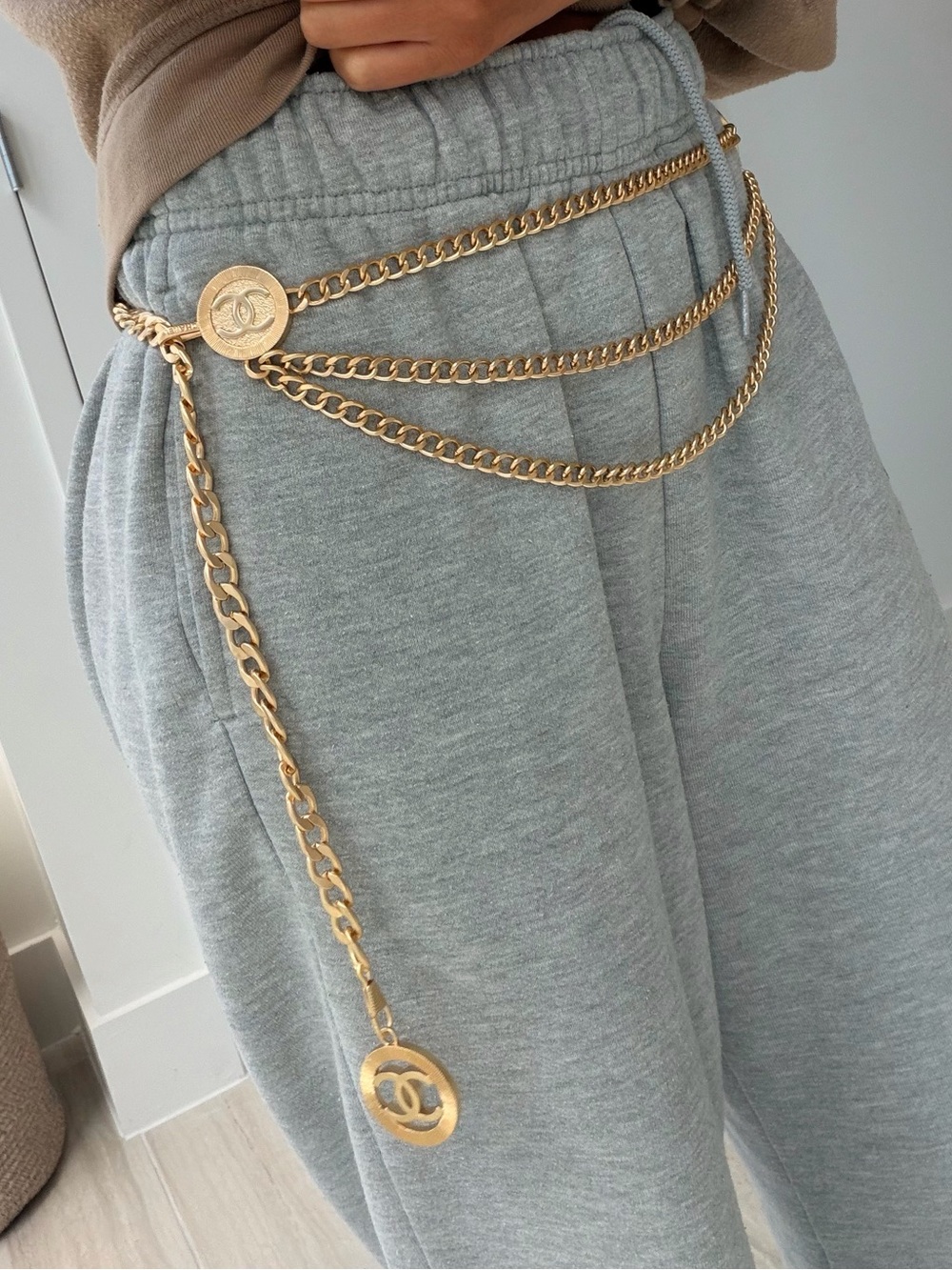 ✨Vintage CHANEL Gold Multi-Strand CC Medallion Chain Belt✨ - Picture 8 of 9